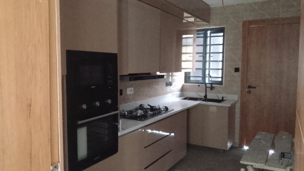 Pristine Court kitchen