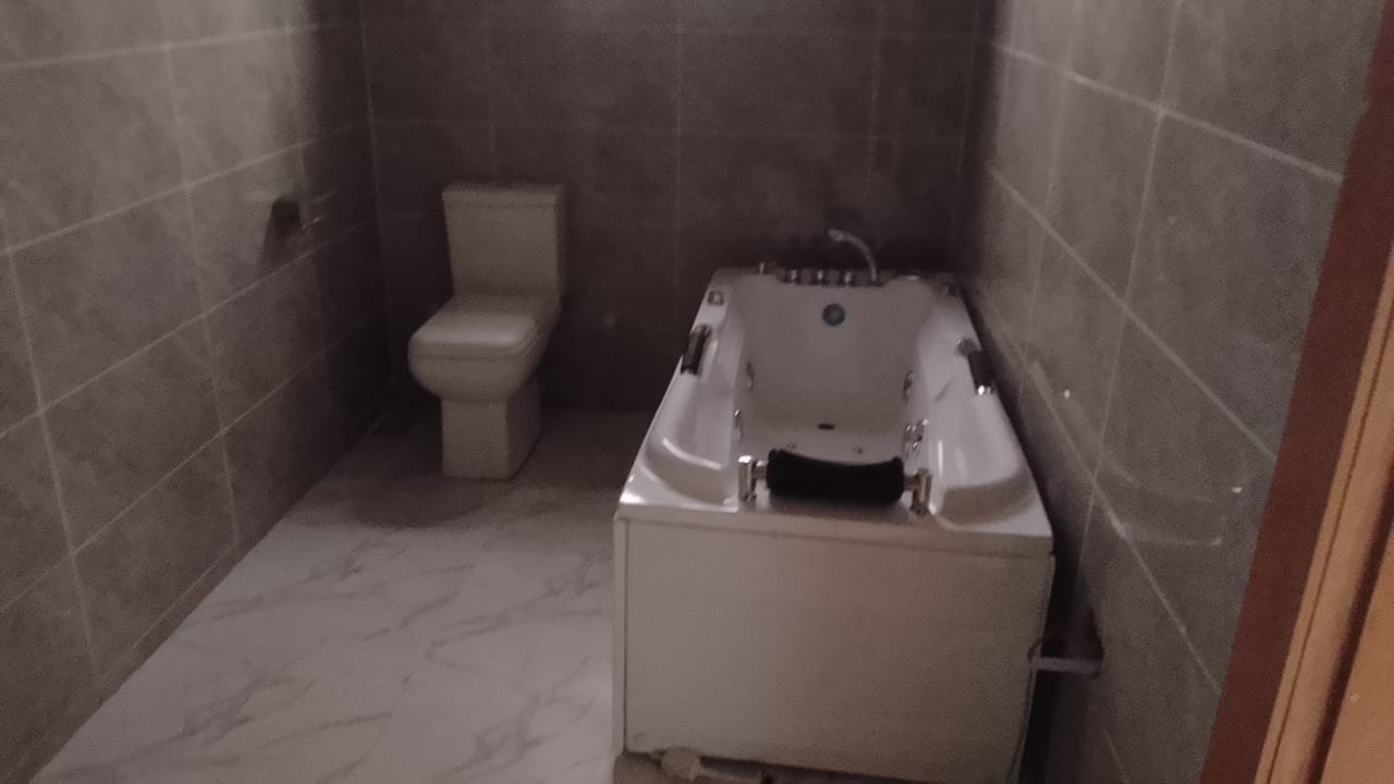 Pristine Court bathroom